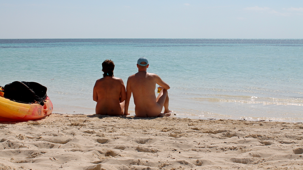 Blootvakanties: Christy-Anne en echtgenoot Ruud op het strand ©internatuur