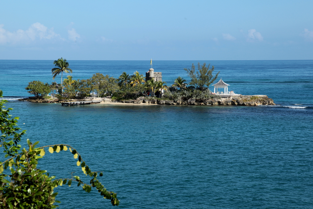 Naaktstrand bij resort in Jamaica